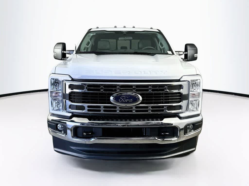Ford Super Duty F-350 DRW Pickup XLT 2026