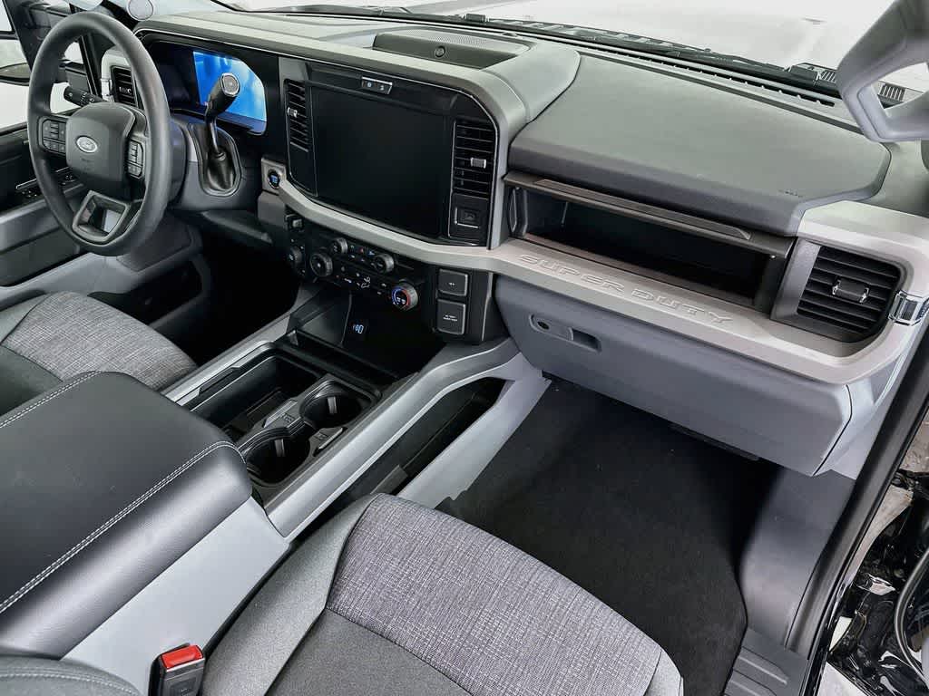 Ford Super Duty F-350 DRW Pickup XLT 2026