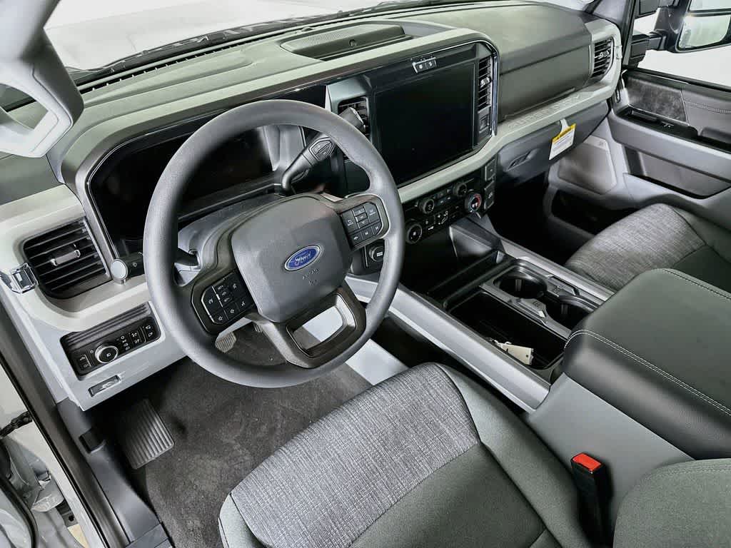 Ford Super Duty F-350 DRW Pickup XLT 2026