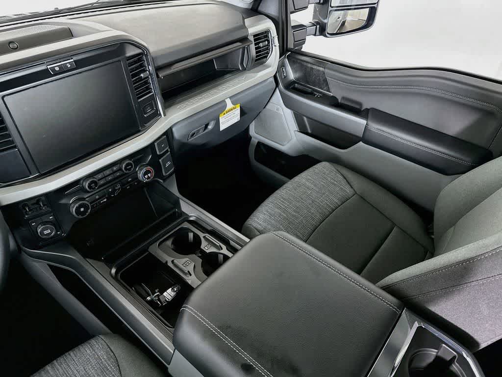 Ford Super Duty F-350 DRW Pickup XLT 2026