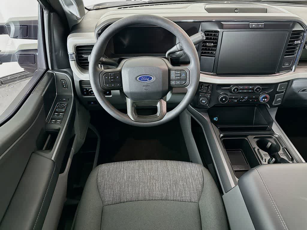 Ford Super Duty F-350 DRW Pickup XLT 2026