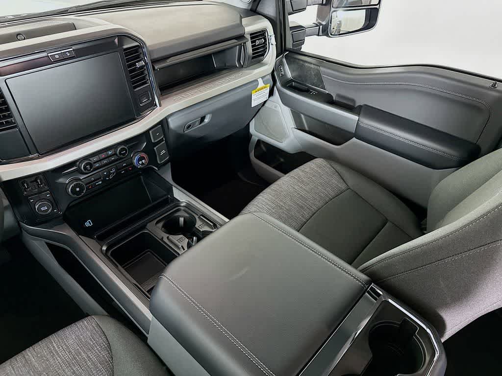 Ford Super Duty F-350 DRW Pickup XLT 2026