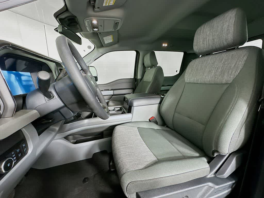 Ford Super Duty F-350 DRW Pickup XLT 2026