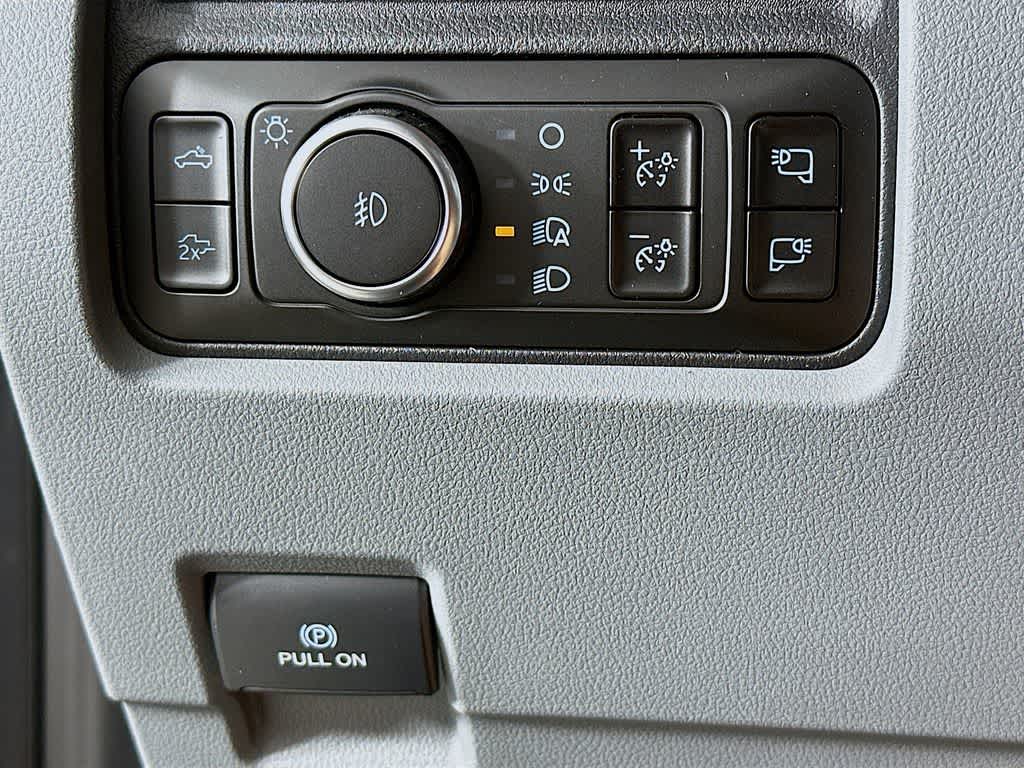 Ford Super Duty F-350 DRW Pickup XLT 2026