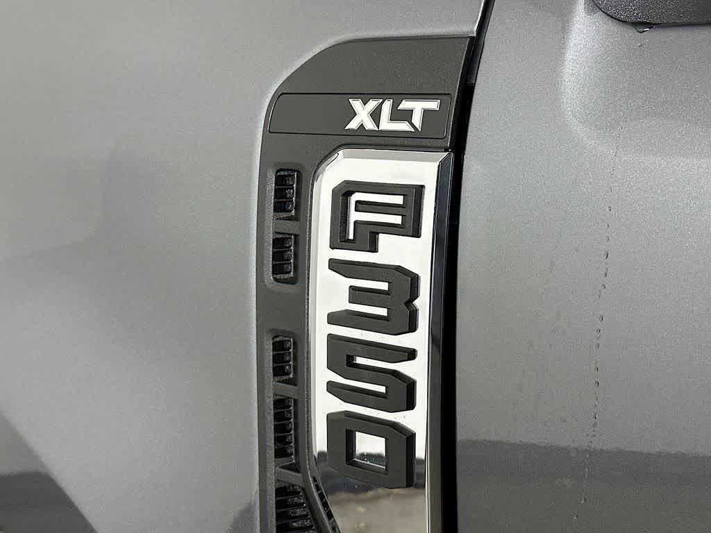 Ford Super Duty F-350 DRW Pickup XLT 2026