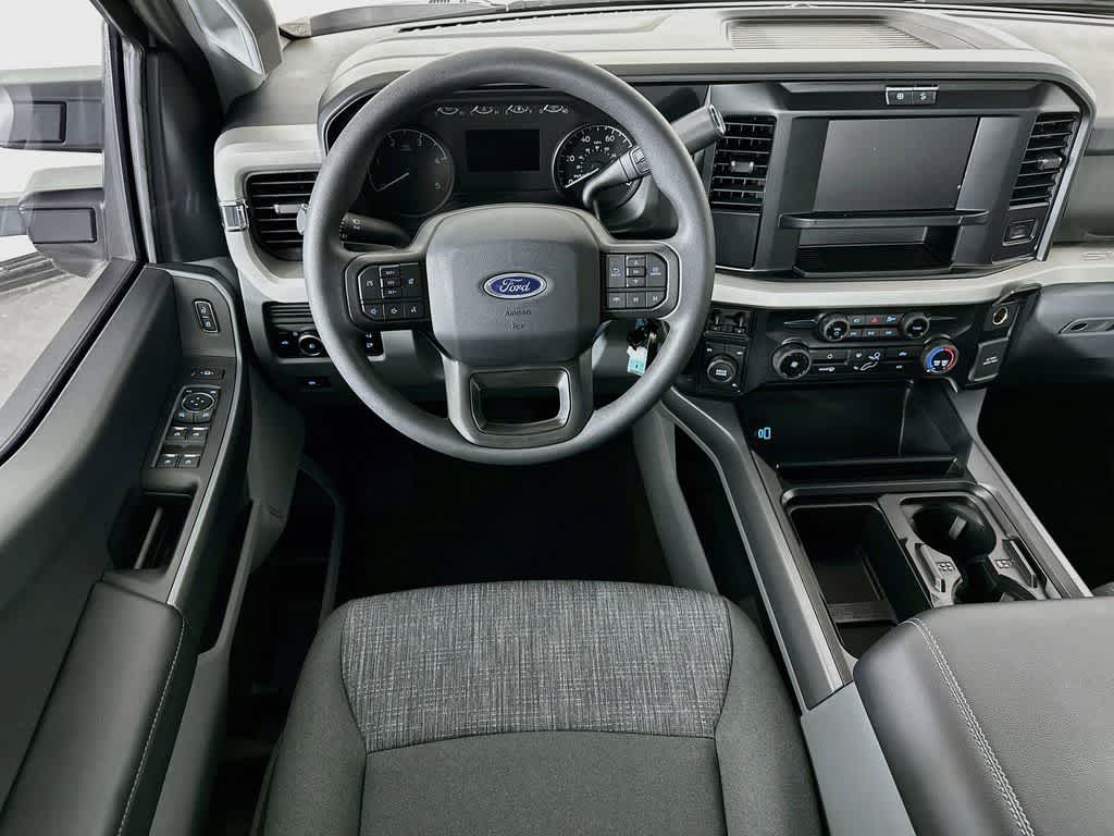 Ford Super Duty F-350 DRW Pickup XLT 2026