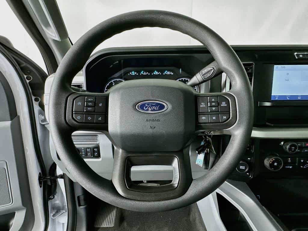 Ford Super Duty F-350 DRW Pickup XLT 2026
