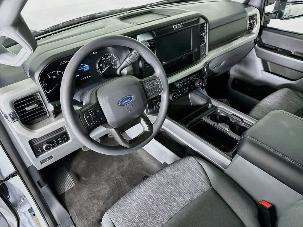 Ford Super Duty F-350 DRW Pickup XLT 2026
