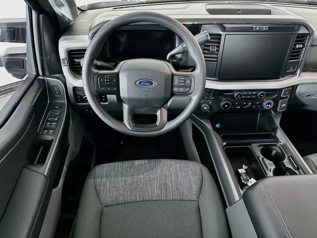 Ford Super Duty F-350 DRW Base 2026