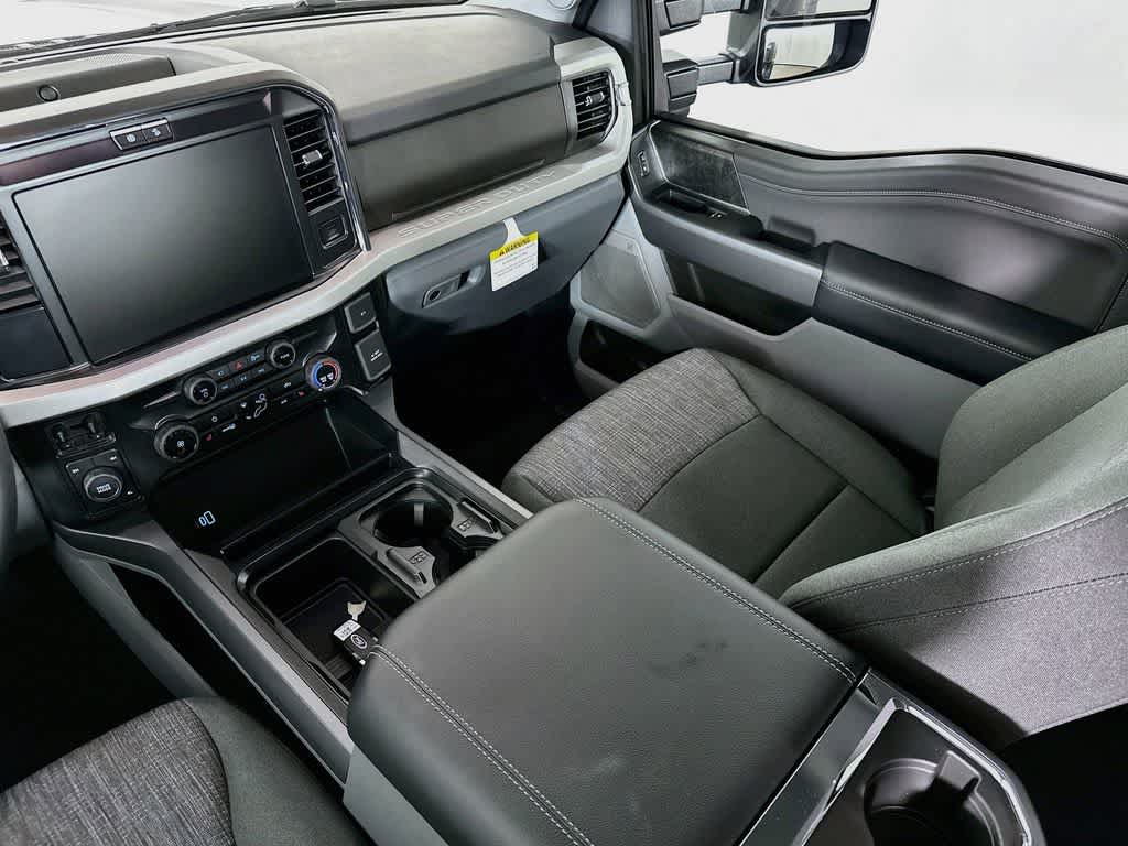 Ford Super Duty F-350 DRW Base 2026