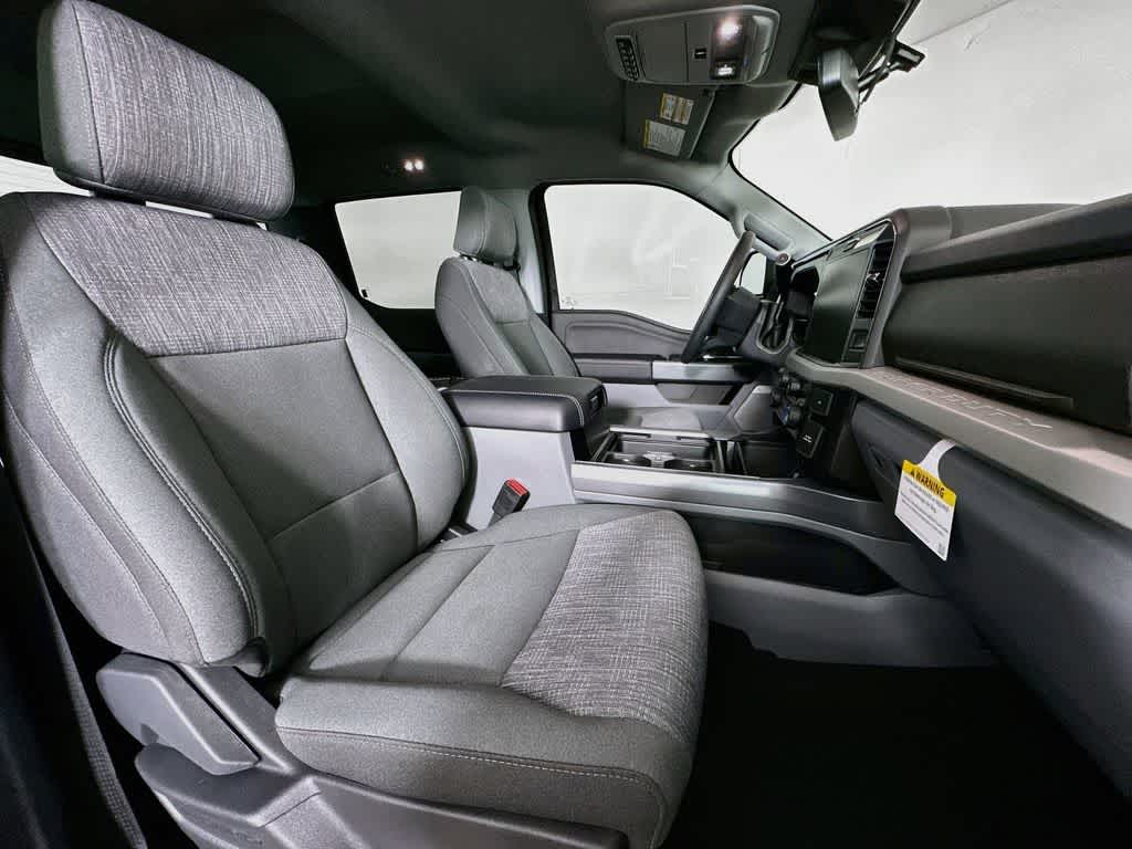 Ford Super Duty F-350 DRW Base 2026