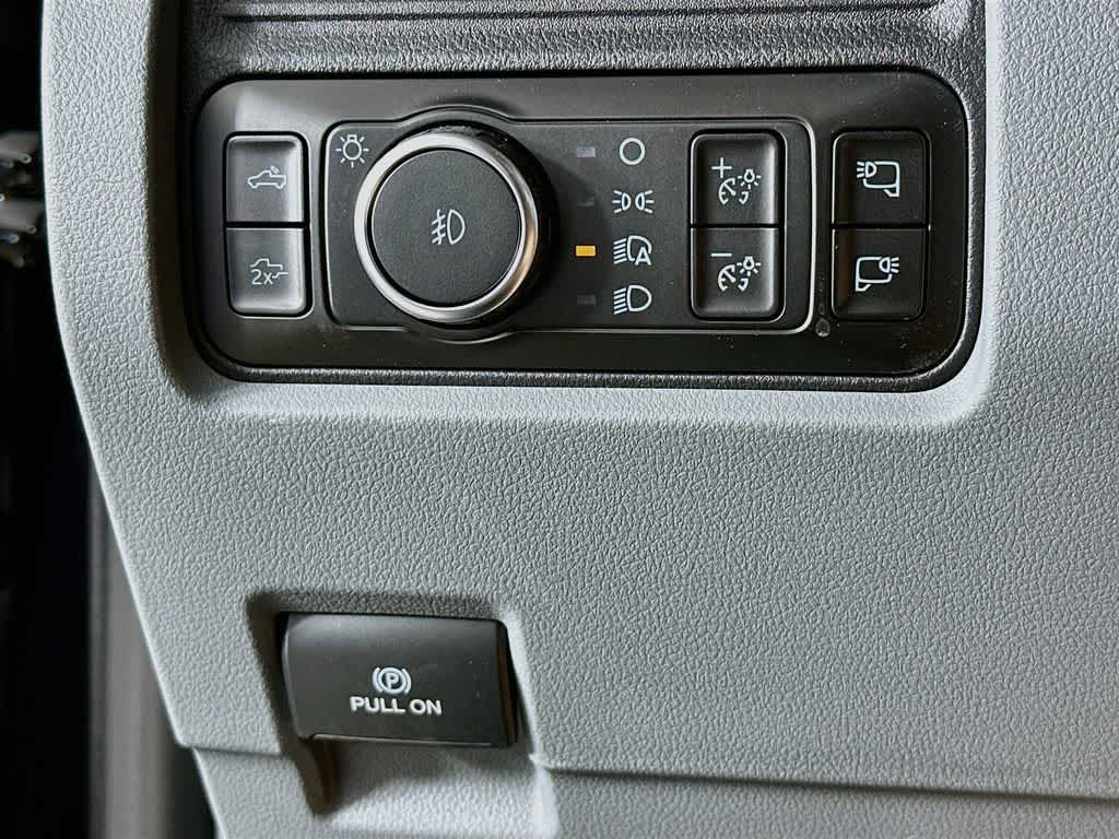 Ford Super Duty F-350 DRW Base 2026