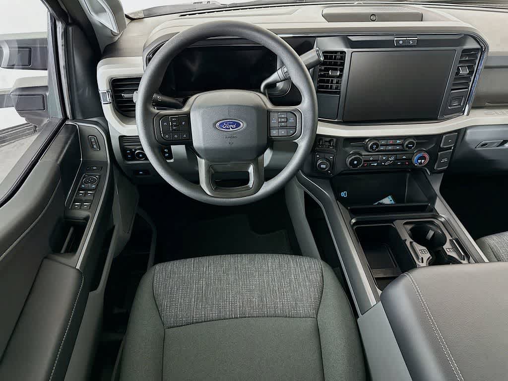 Ford Super Duty F-350 DRW Pickup XLT 2026