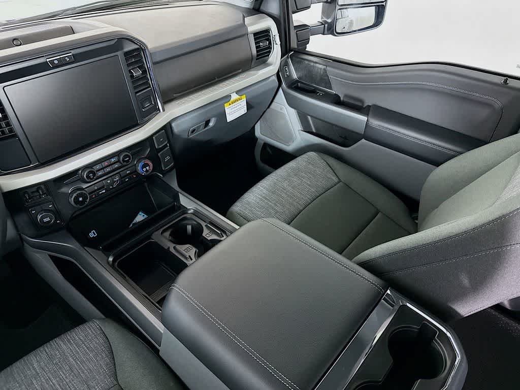 Ford Super Duty F-350 DRW Pickup XLT 2026