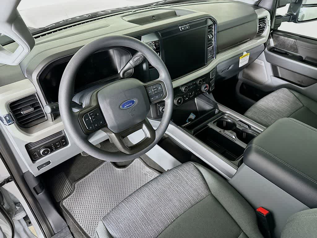 Ford Super Duty F-350 DRW Pickup XLT 2026