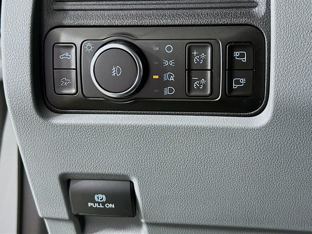 Ford Super Duty F-350 DRW Pickup XLT 2026