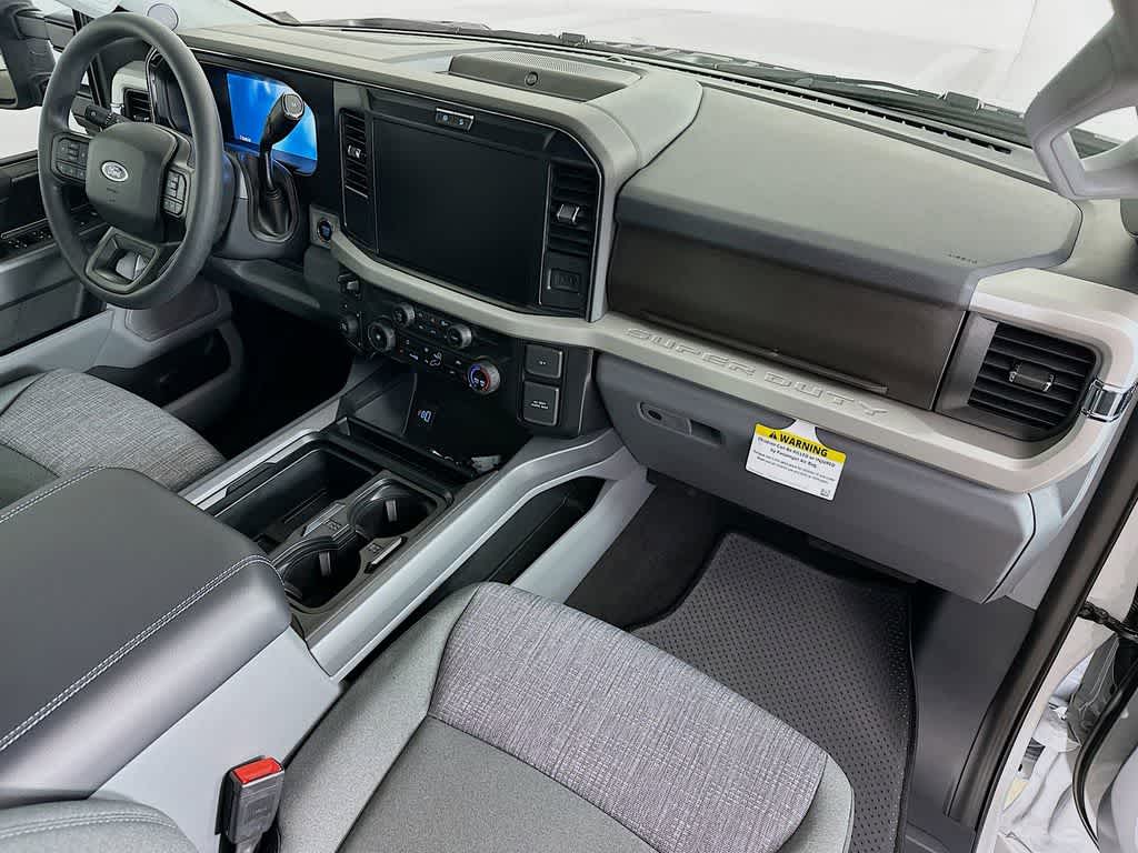 Ford Super Duty F-350 DRW Pickup XLT 2026