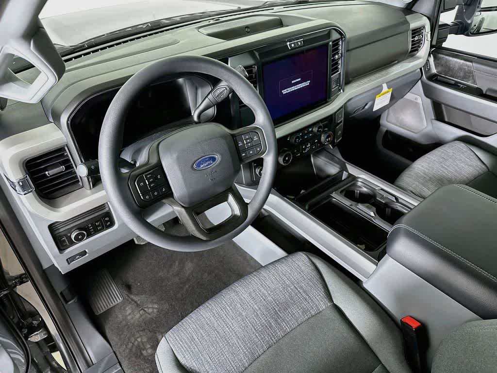 Ford Super Duty F-350 DRW Pickup XLT 2026