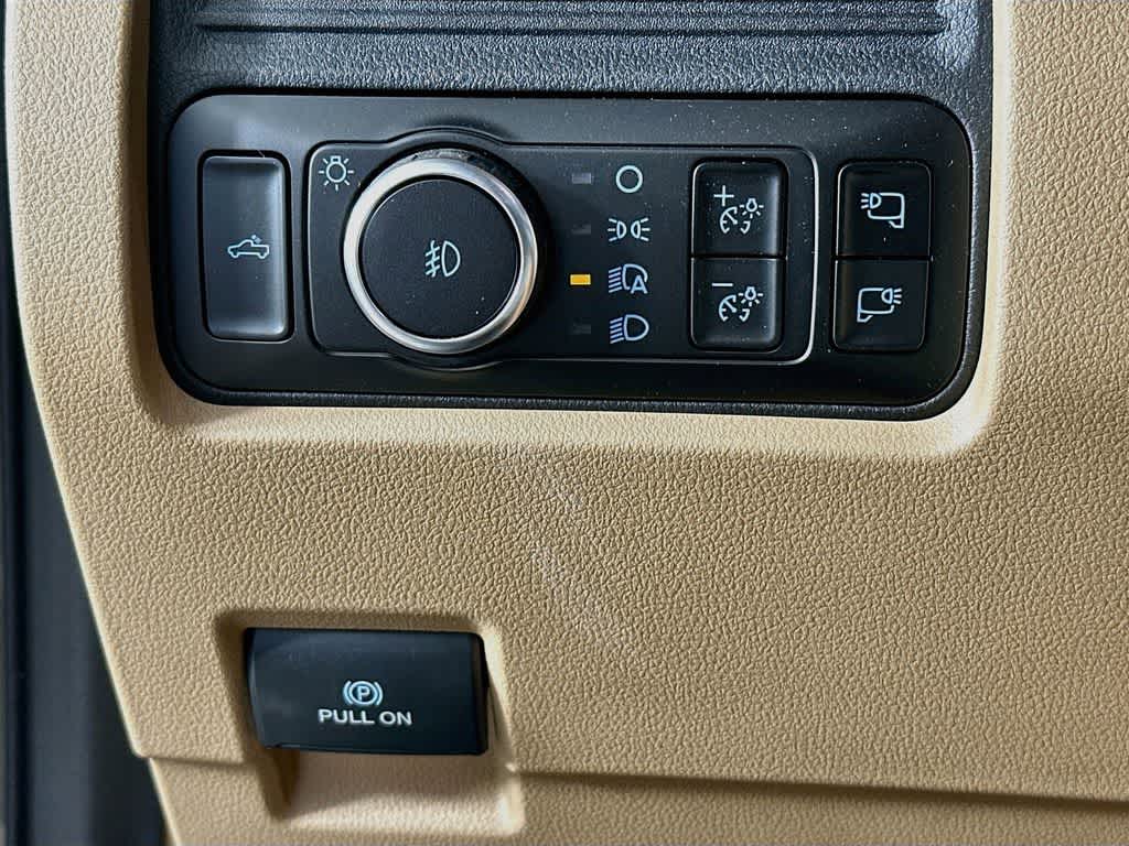 Ford Super Duty F-350 DRW Pickup XLT 2026