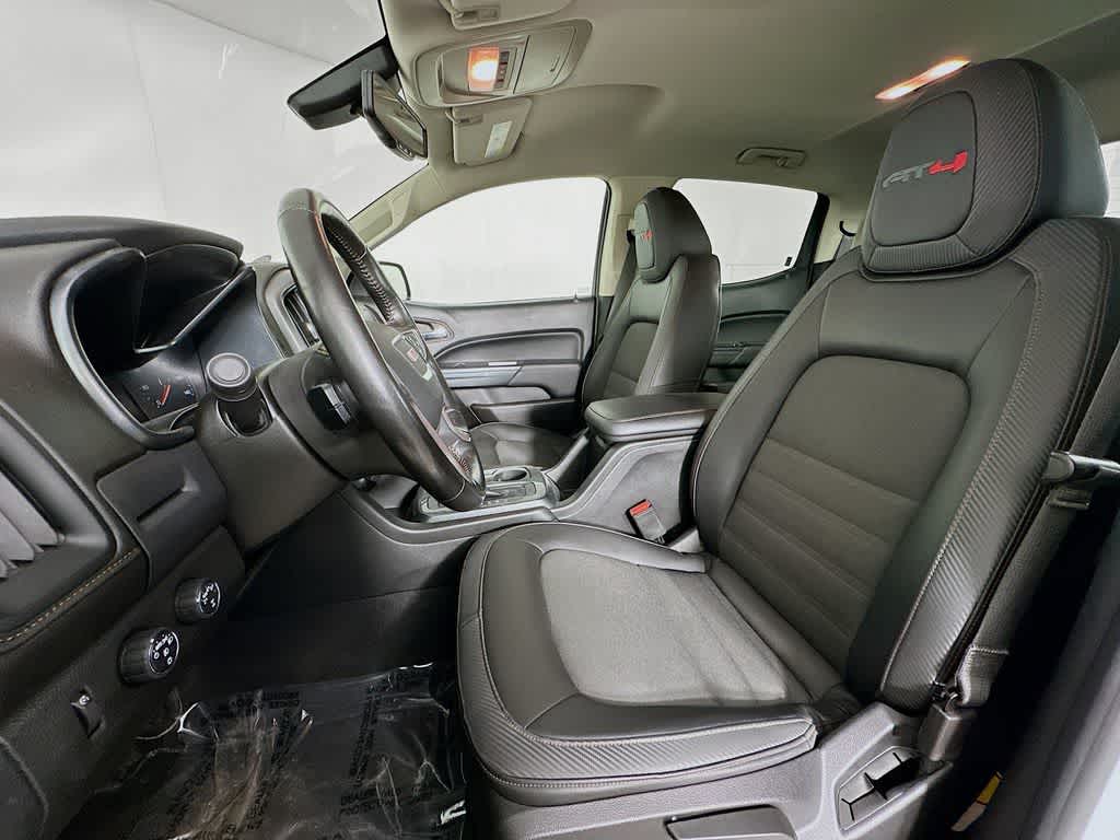 GMC Canyon 4x4 AT4 de 2021 con tapicería de tela