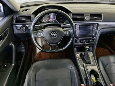 Volkswagen Passat 1.8T SE con paquete Technology de 2016