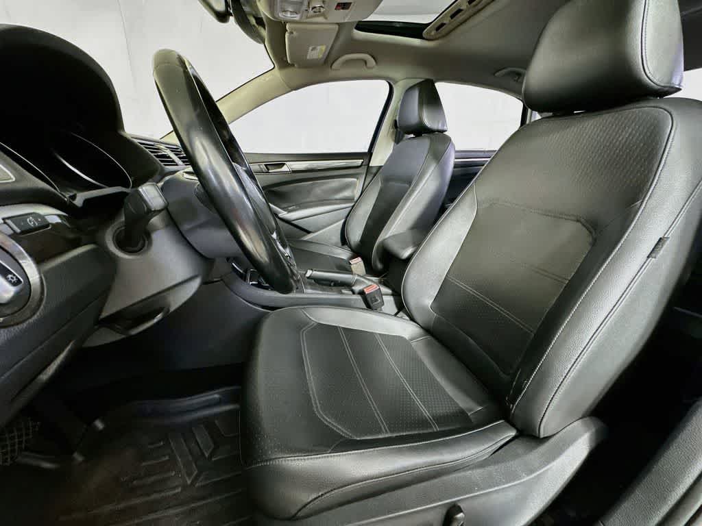 Volkswagen Passat 1.8T SE con paquete Technology de 2016