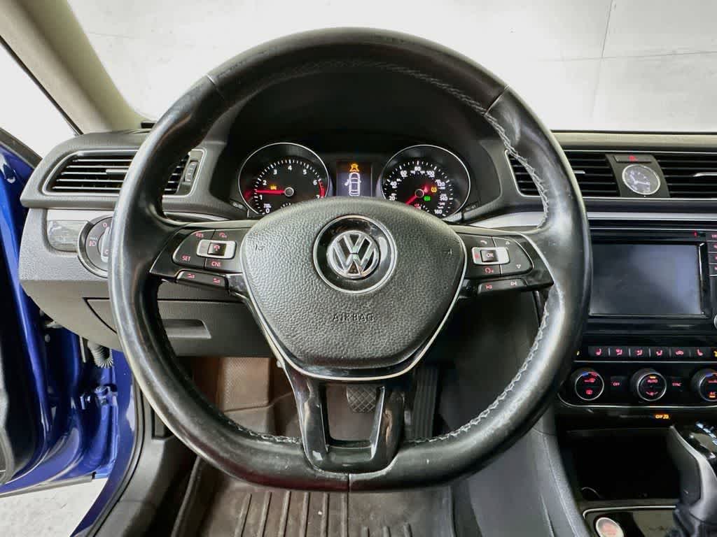 Volkswagen Passat 1.8T SE con paquete Technology de 2016