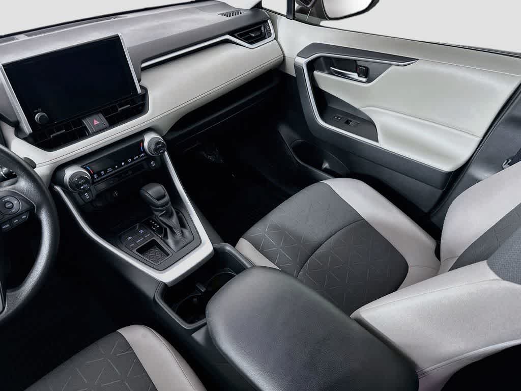 Toyota RAV4 XLE 2025
