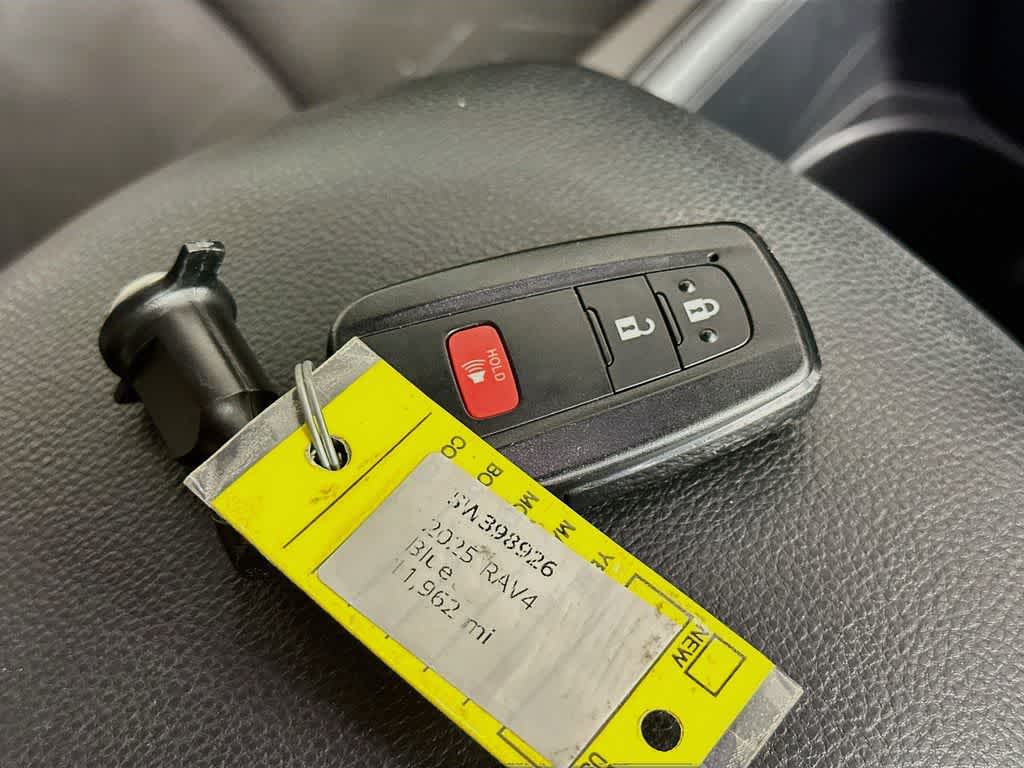 Toyota RAV4 XLE 2025