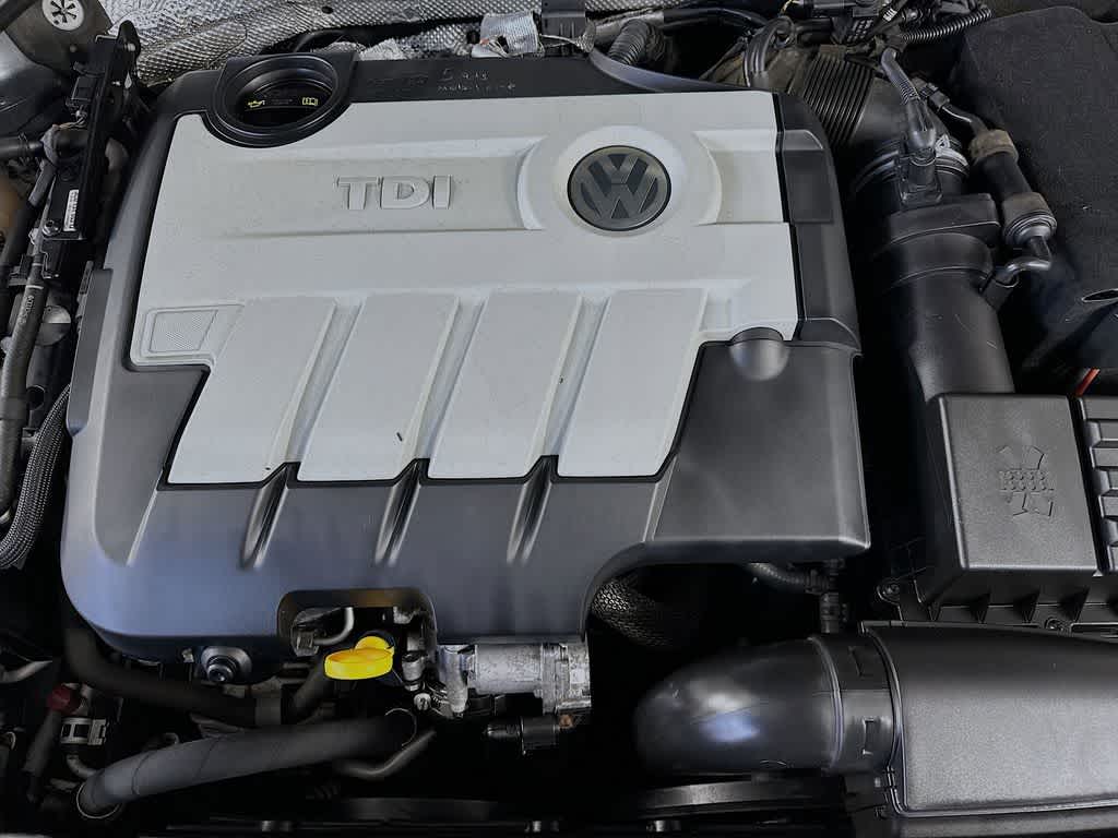 Volkswagen Jetta TDI de 2014 con paquete Premium y navegador