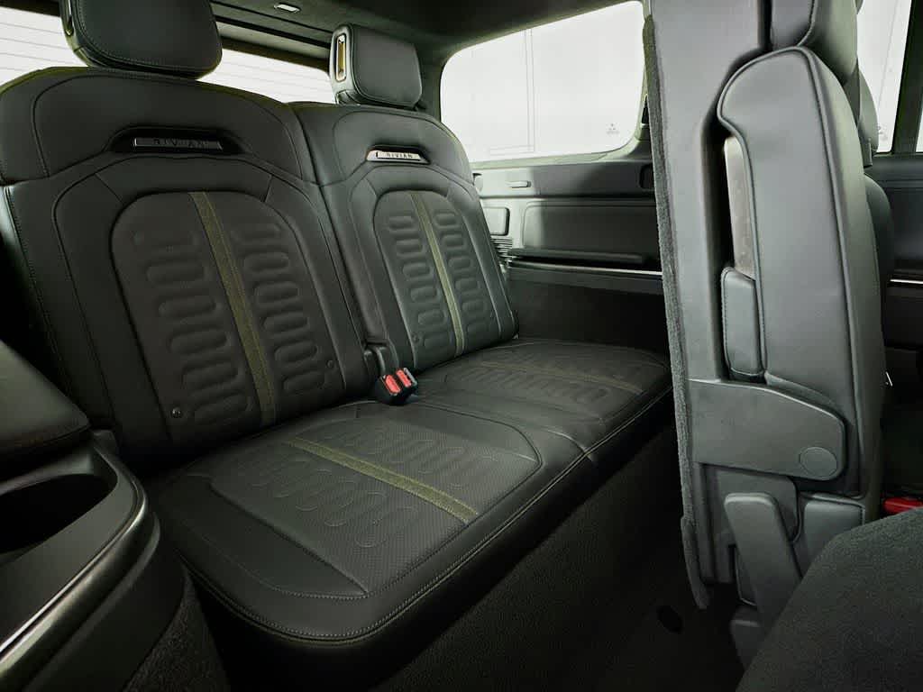 2025 Rivian R1S Base