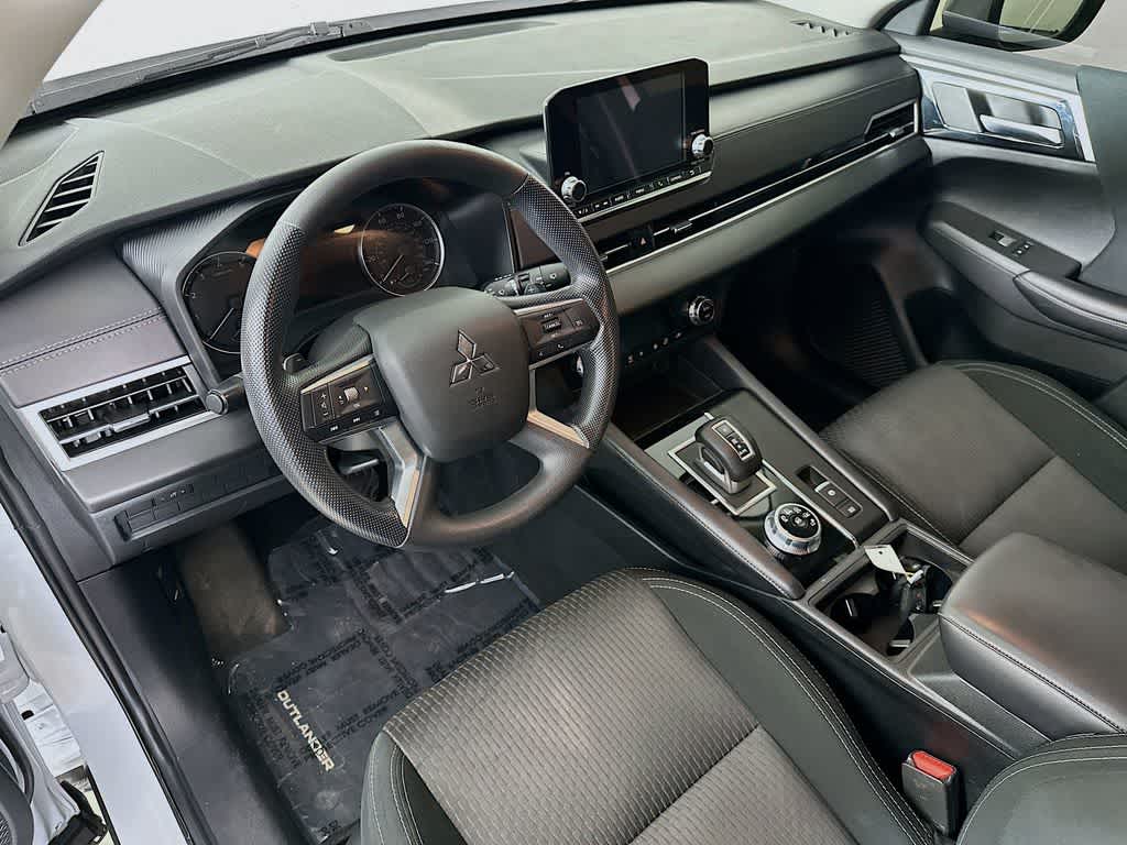 Mitsubishi Outlander ES 2024