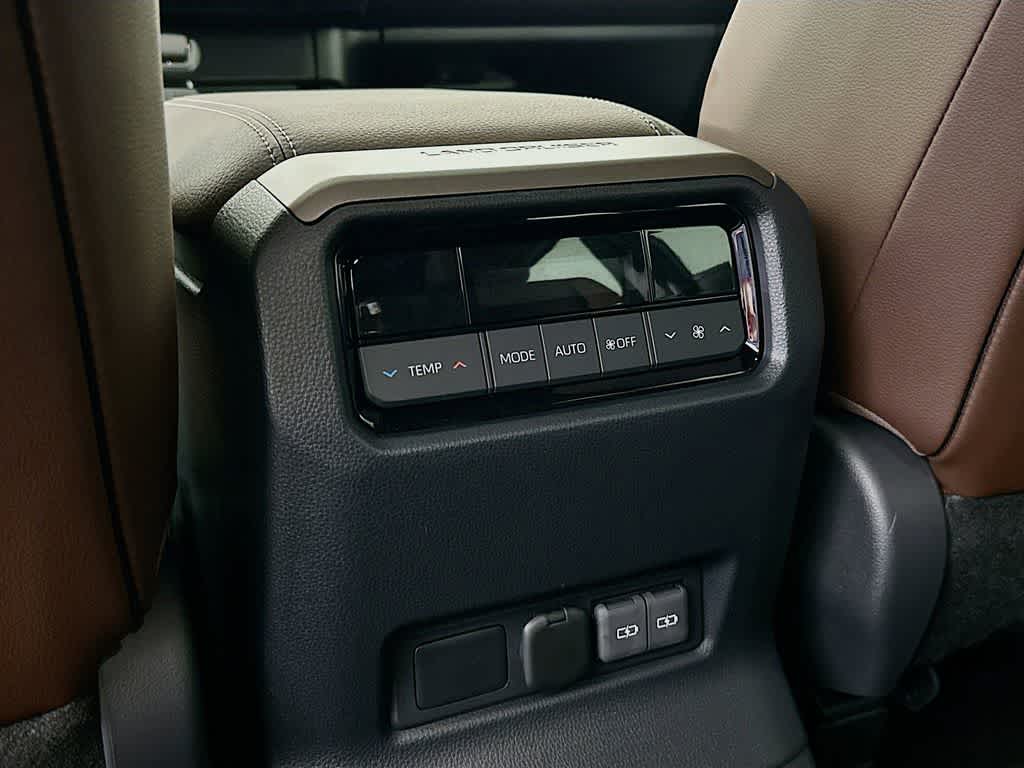 Toyota Land Cruiser Base 2025