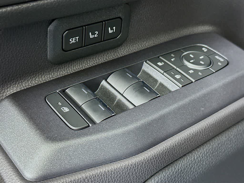 Toyota Land Cruiser Base 2025