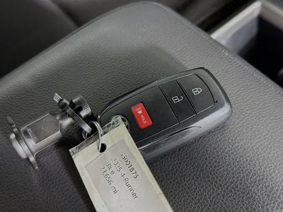Toyota 4Runner SR5 2025