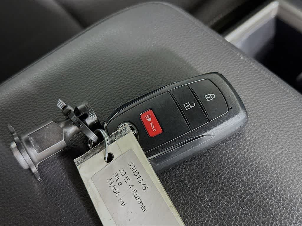 Toyota 4Runner SR5 2025