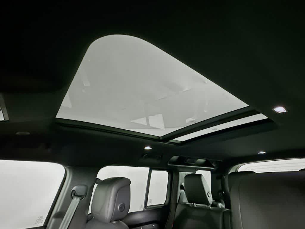 Land Rover Defender X-Dynamic SE 2024