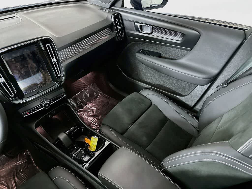 2023 Volvo XC40 Plus Tema Oscuro