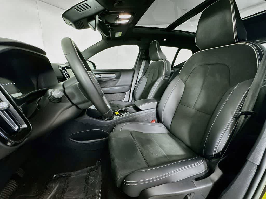 2023 Volvo XC40 Plus Tema Oscuro