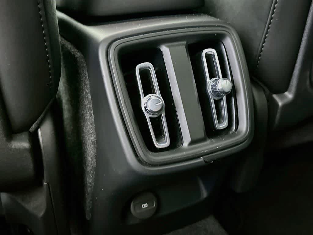2023 Volvo XC40 Plus Tema Oscuro