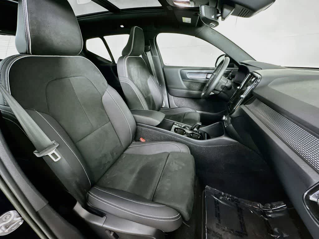 2023 Volvo XC40 Plus Tema Oscuro
