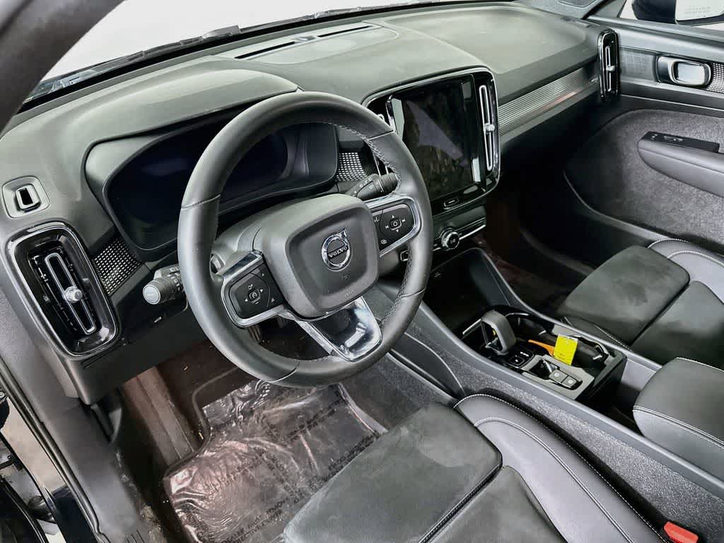 2023 Volvo XC40 Plus Tema Oscuro
