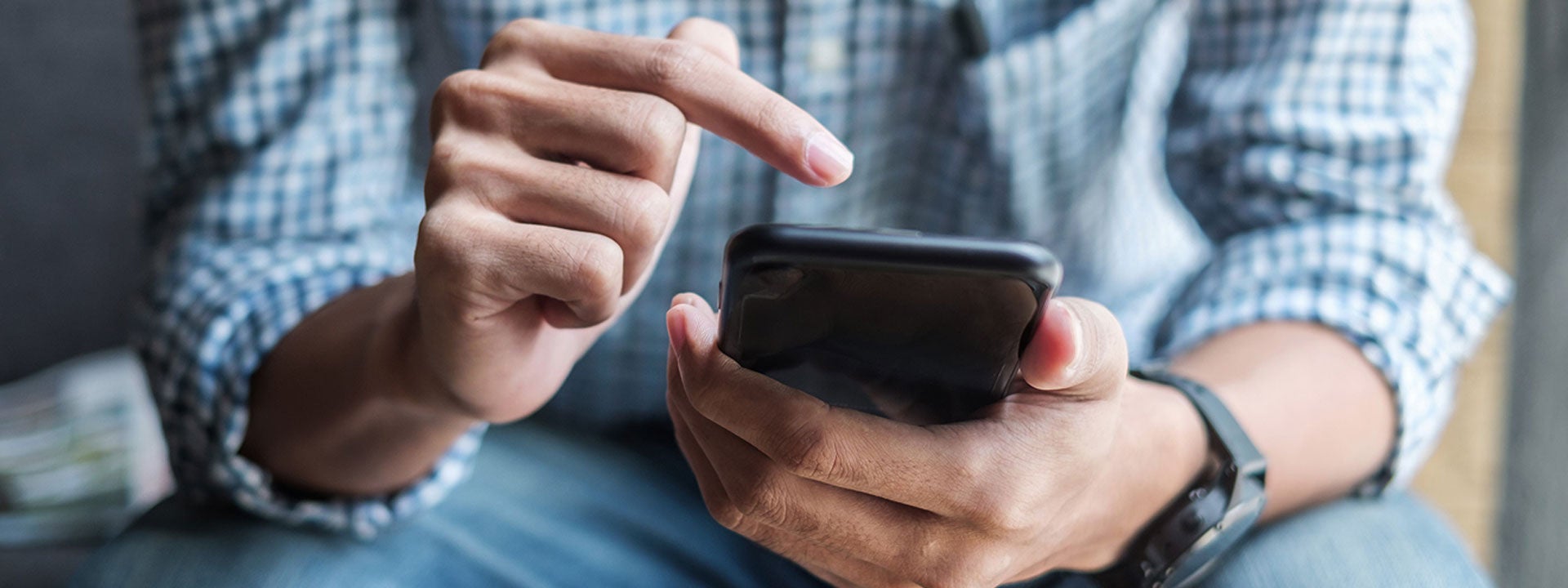 Conductor que utiliza un smartphone con manos libres dentro del vehículo