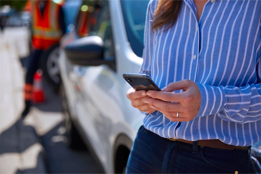 Hombres con smartphone en la mano