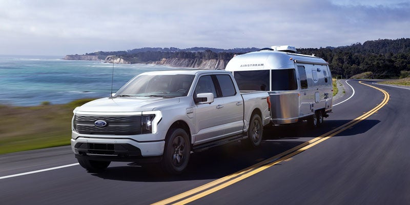 Ford F-150 Lightning blanco remolcando un remolque Airstream