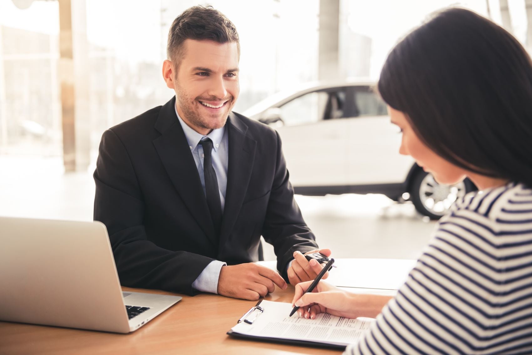 Mujer Financiando un Ford cerca de Plant City FL