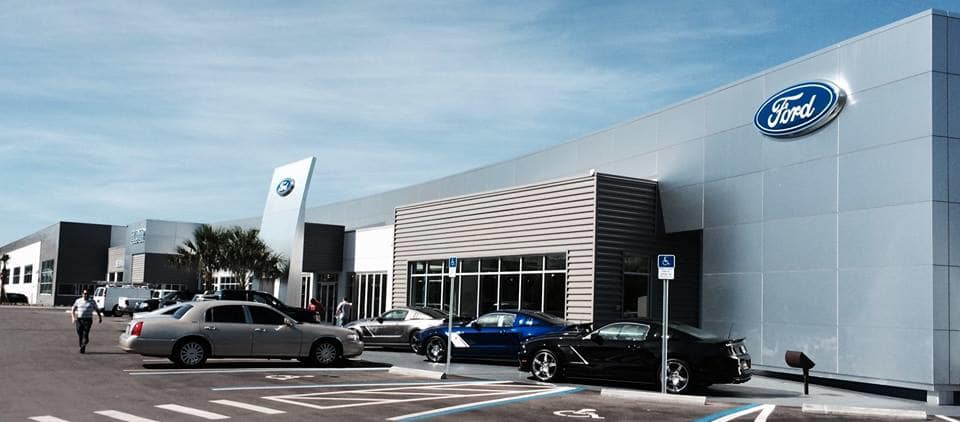 Exterior del concesionario Ford Elder Ford de Tampa